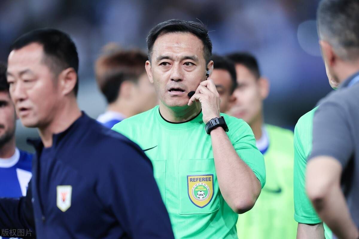 TA：切尔西冬窗无法召回卢卡库，球员租借合同中无相应条款据The Athletic消息，切尔西在将卢卡库外租至罗马的合同中，没有设置召回球员的条款。